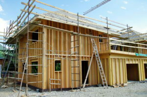 Construcción de una casa de madera.